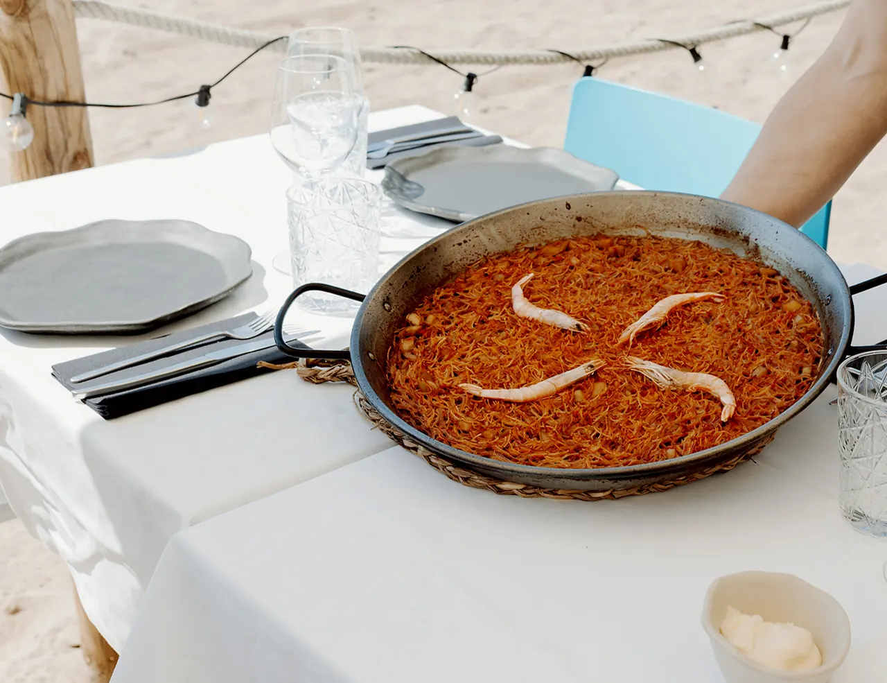Arroz meloso de pulpo y carabineros servido frente al mar en Calafell
