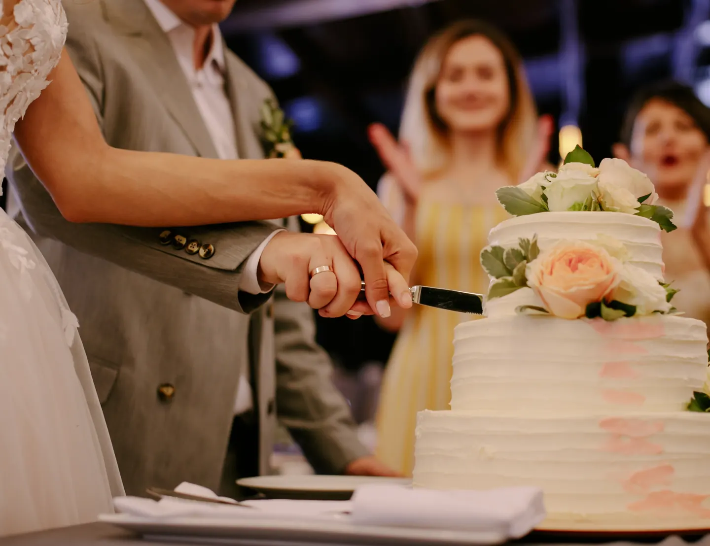 Corte de la tarta en una boda celebrada en el Restaurante Akquaaa de Calafell