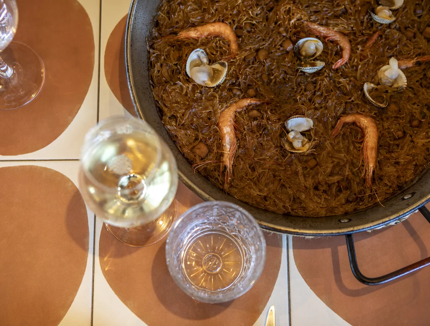 Fideuà de marisco con all i oli del Restaurante Akquaaa