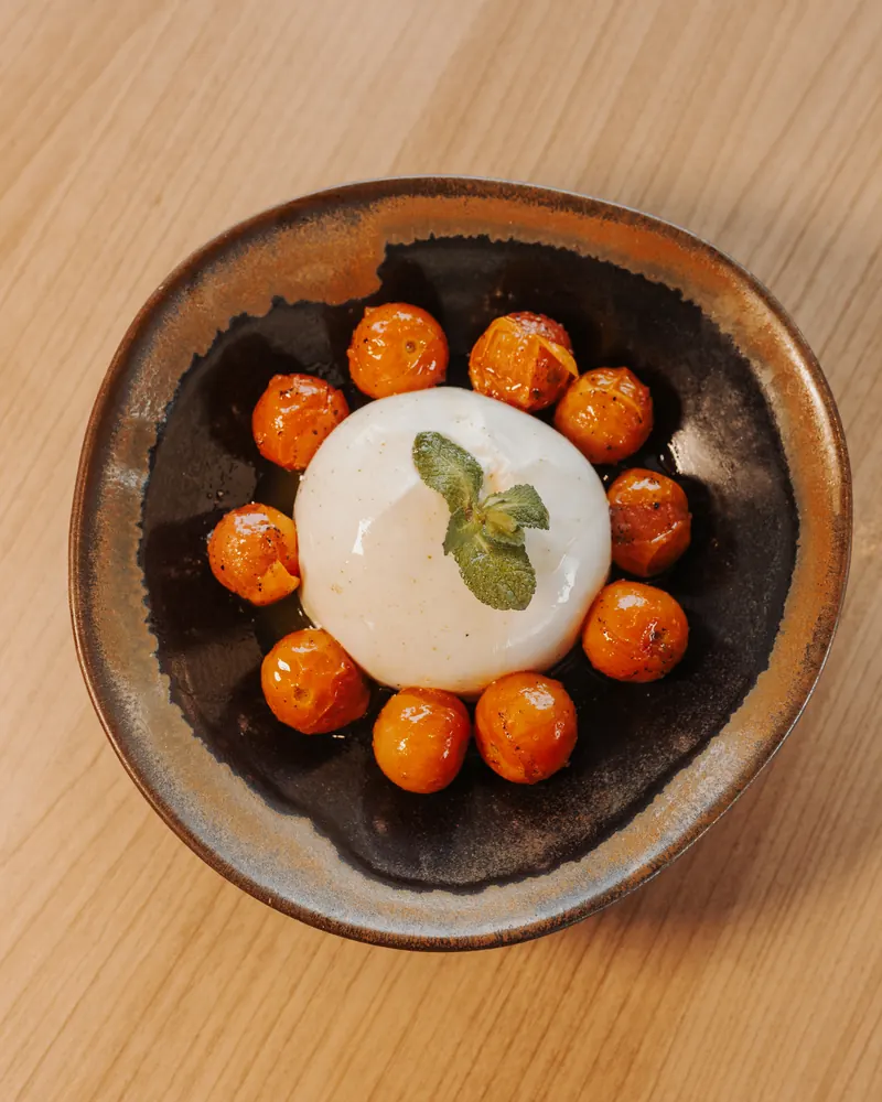 Burrata con tomates semiconfitados y aceite de albahaca