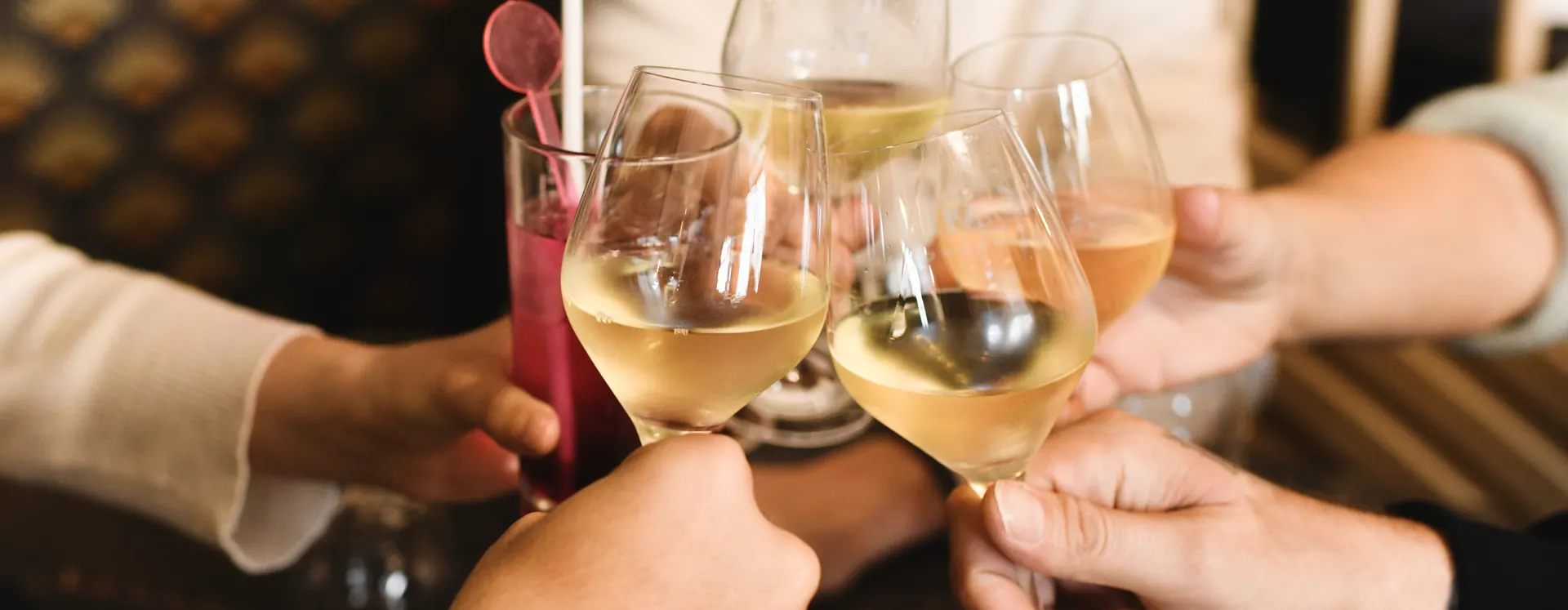 Brindis de grupo en una celebración en el Restaurante Akquaaa de Calafell