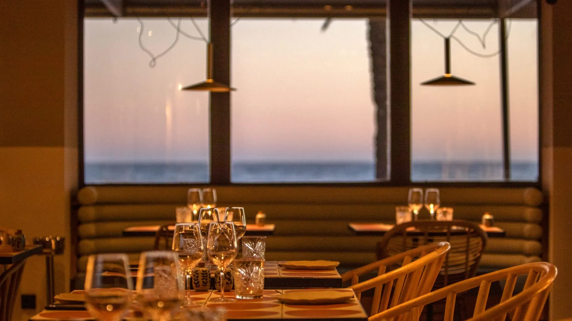 Sala del Restaurante Akquaaa preparada para una comida de equipo en Calafell