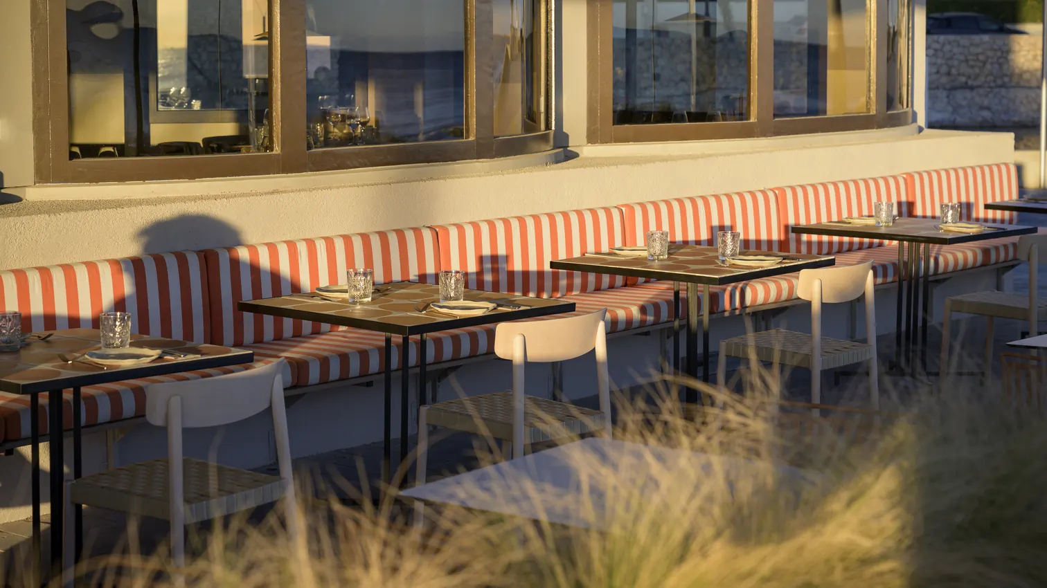 Mesa larga preparada para un grupo en la terraza del Restaurante Akquaaa
