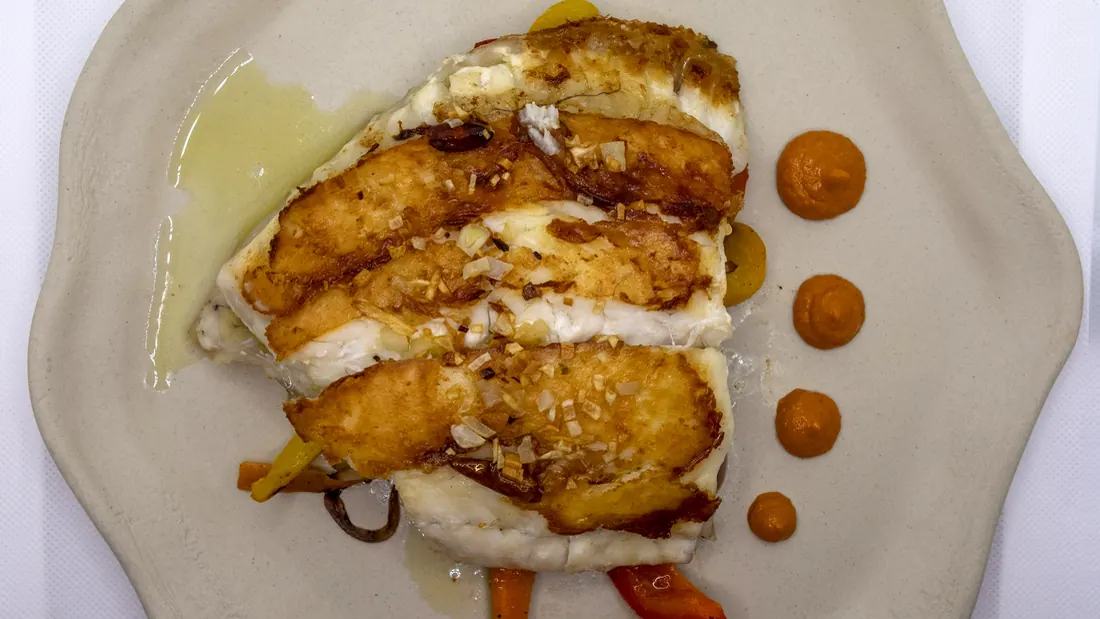 Bacalao al horno con pimientos asados del Restaurante Akquaaa en Calafell
