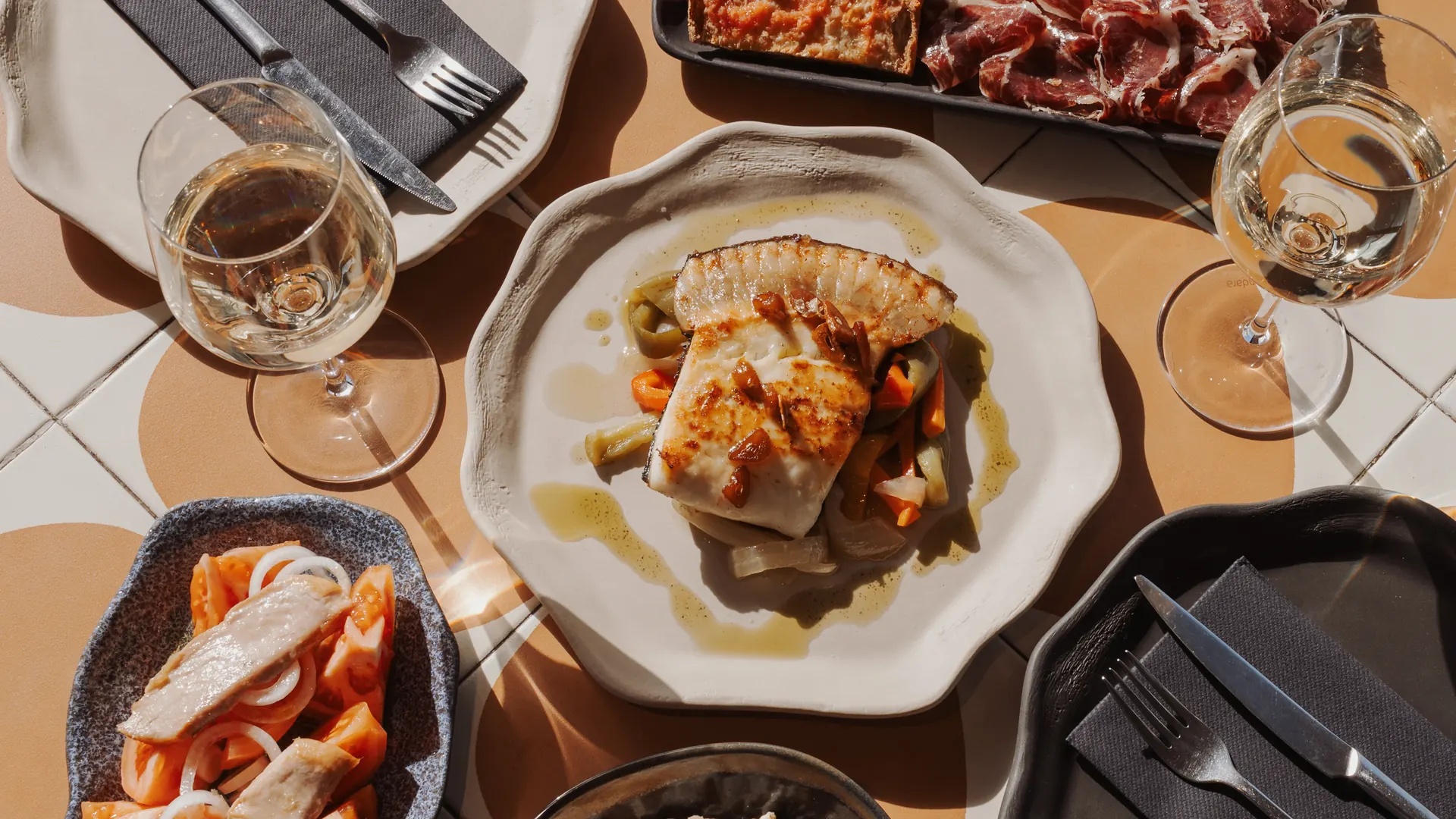 Mesa con tapas y picoteo para compartir en el Restaurante Akquaaa de Calafell