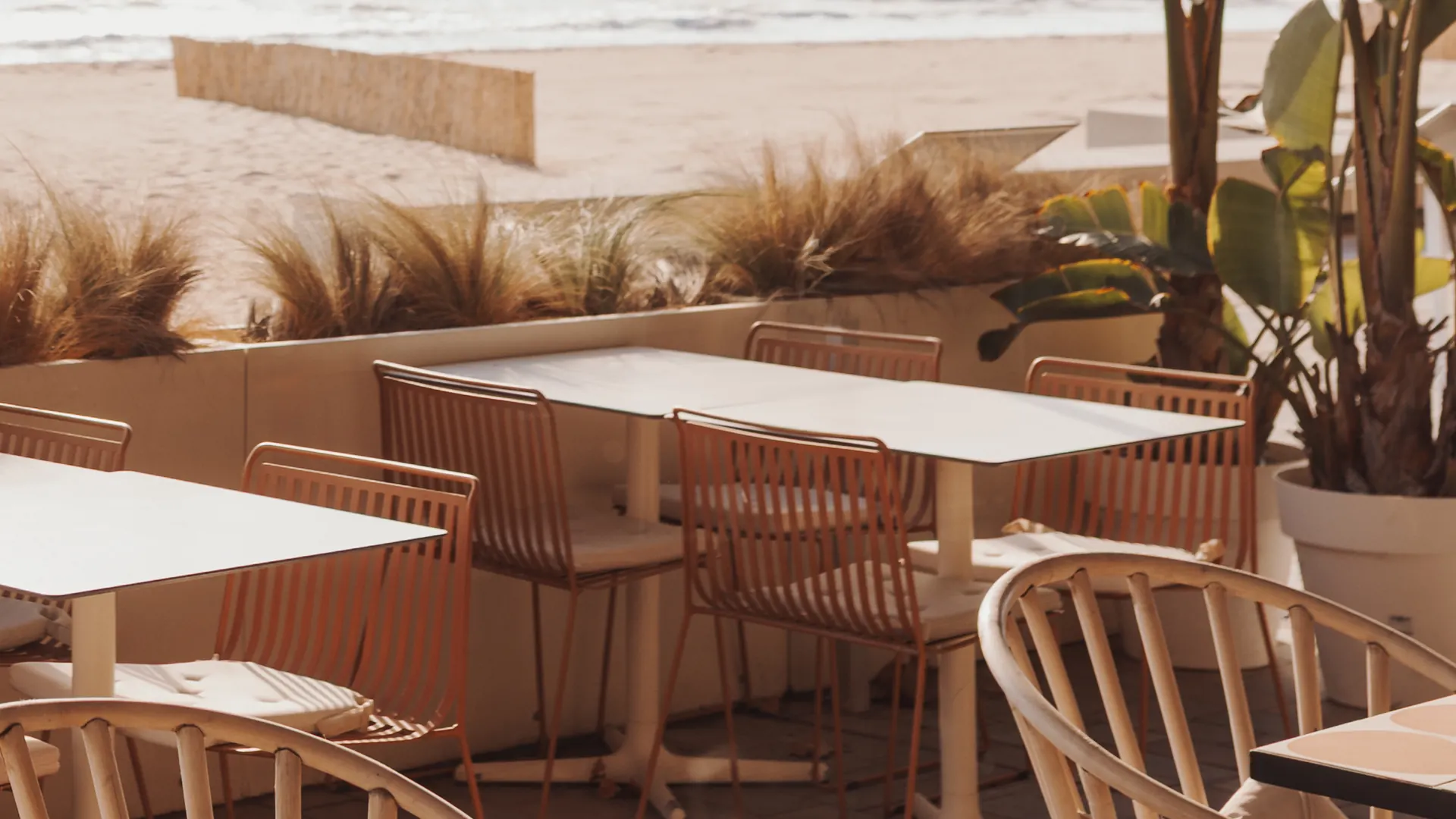 Terraza del Restaurante Akquaaa con la duna y el mar de Calafell delante