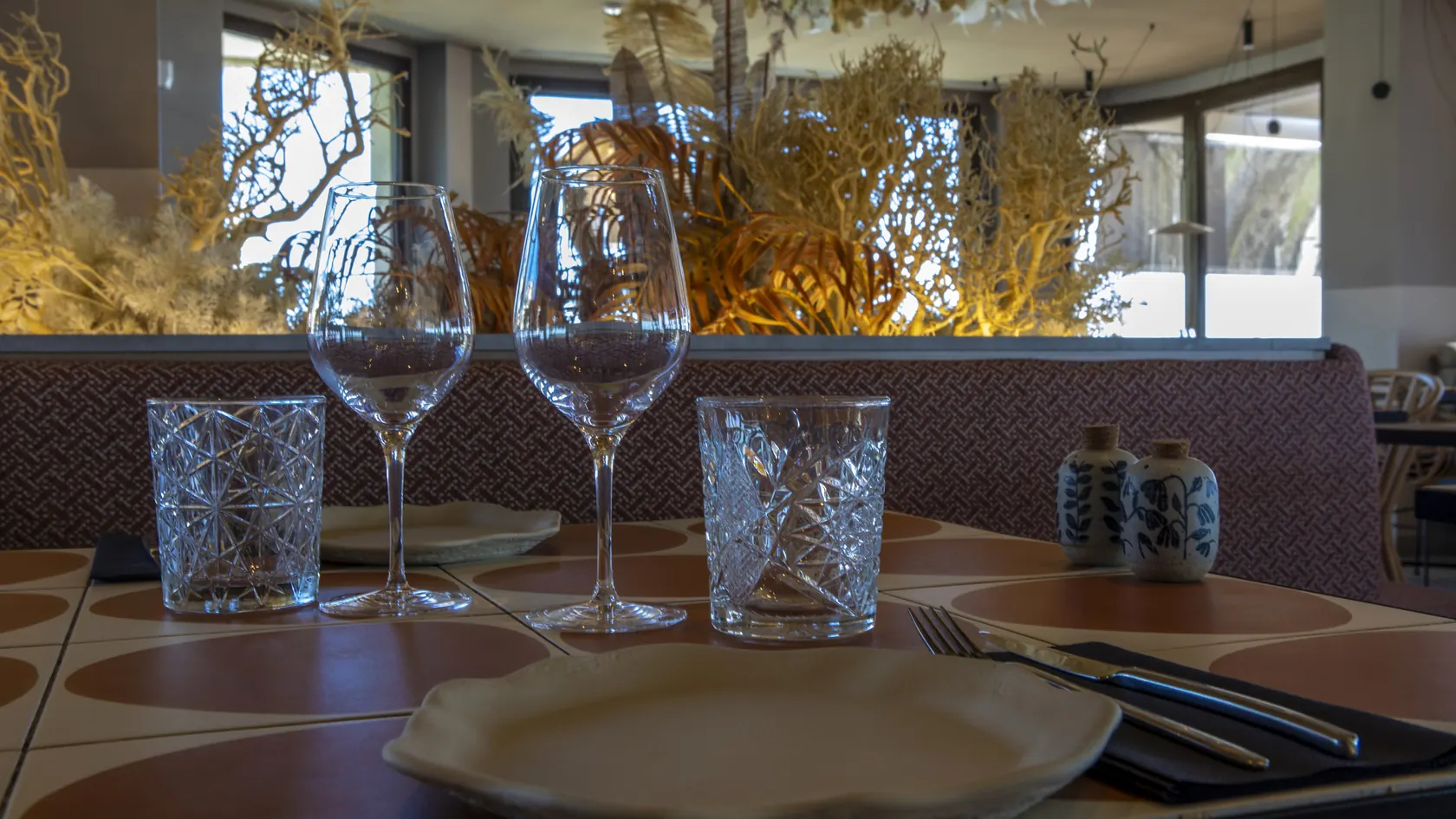 Copas de vino servidas en el Restaurante Akquaaa de Calafell