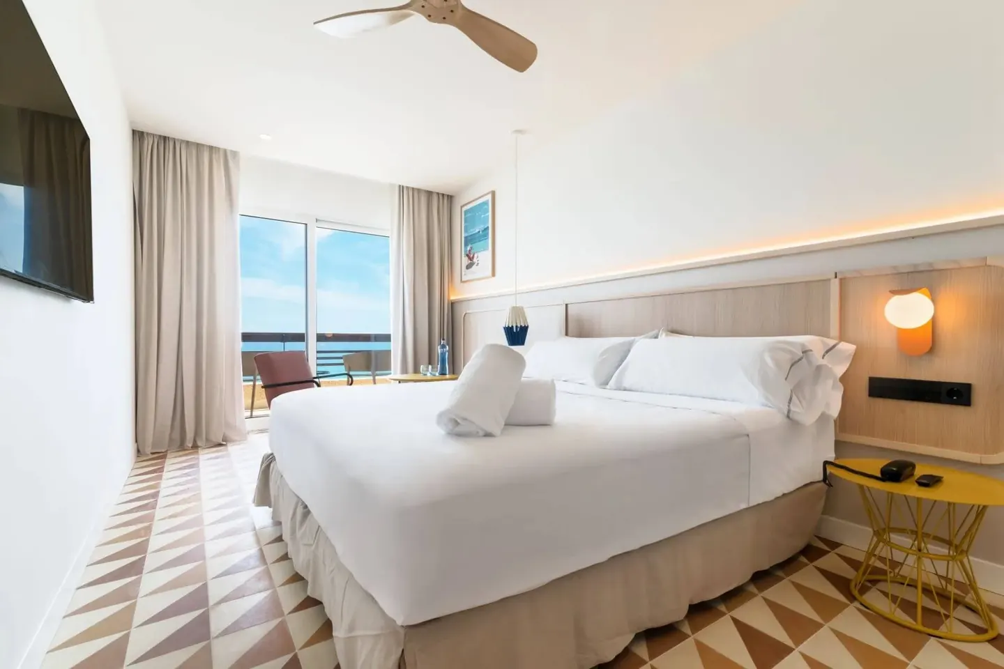 Habitación doble con ventanal y vistas al mar del Akquaaa Boutique Hotel