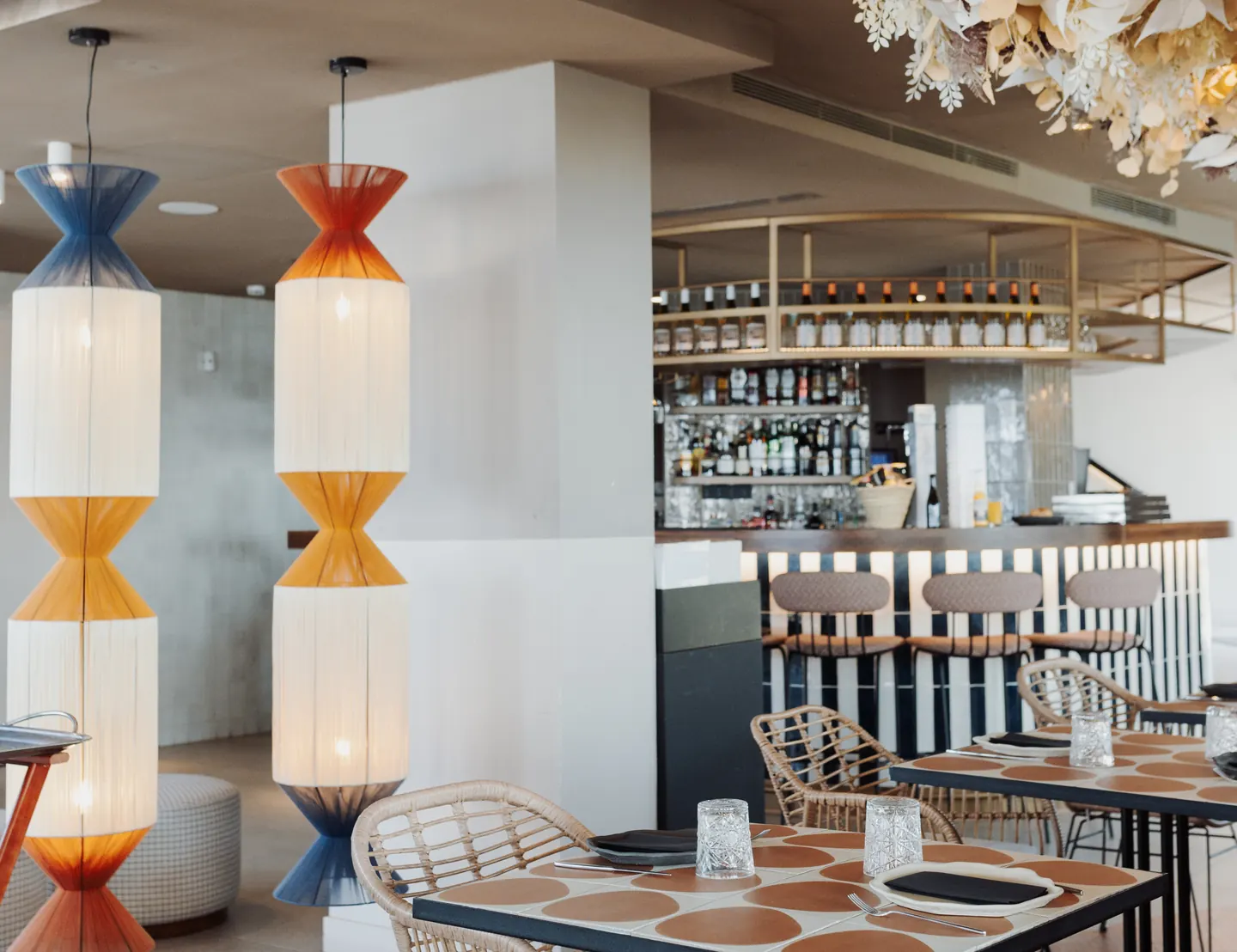 Barra y sala interior renovada del Restaurante Akquaaa en Calafell