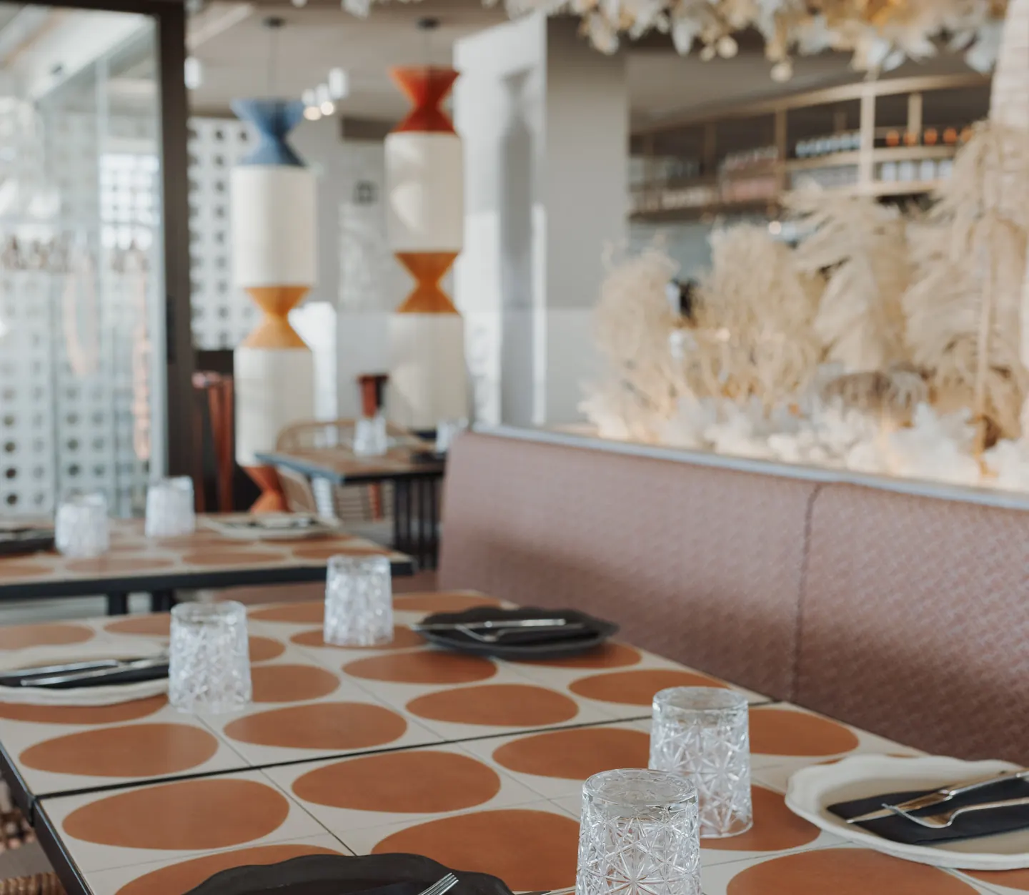 Sala del Restaurante Akquaaa con mesas de terrazo